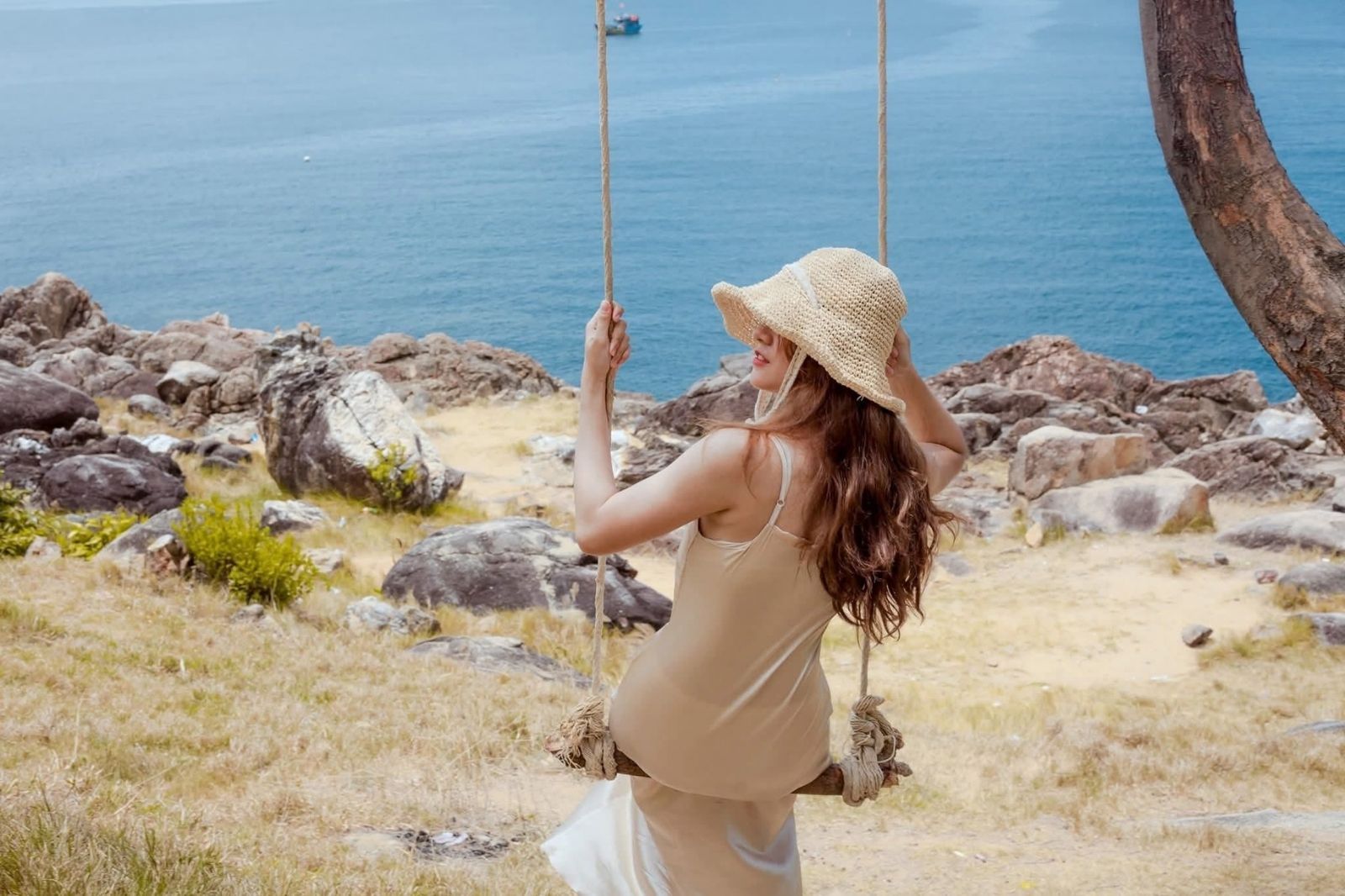 Xích đu bên bờ biển