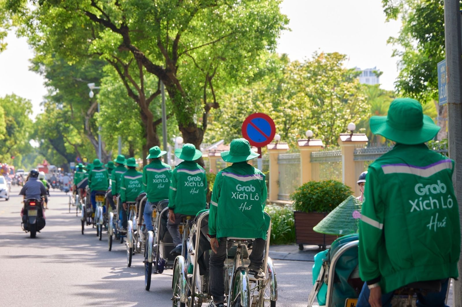 Xích lô giúp bạn khám phá Huế một cách chậm rãi 