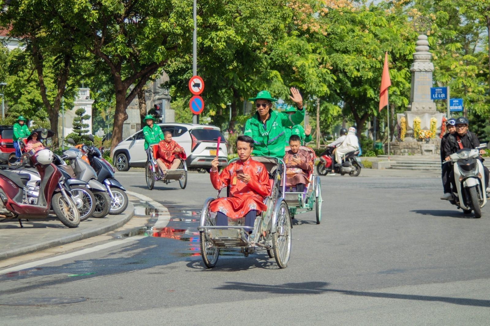 Xích lô là một trải nghiệm thú vị khi đến Huế 