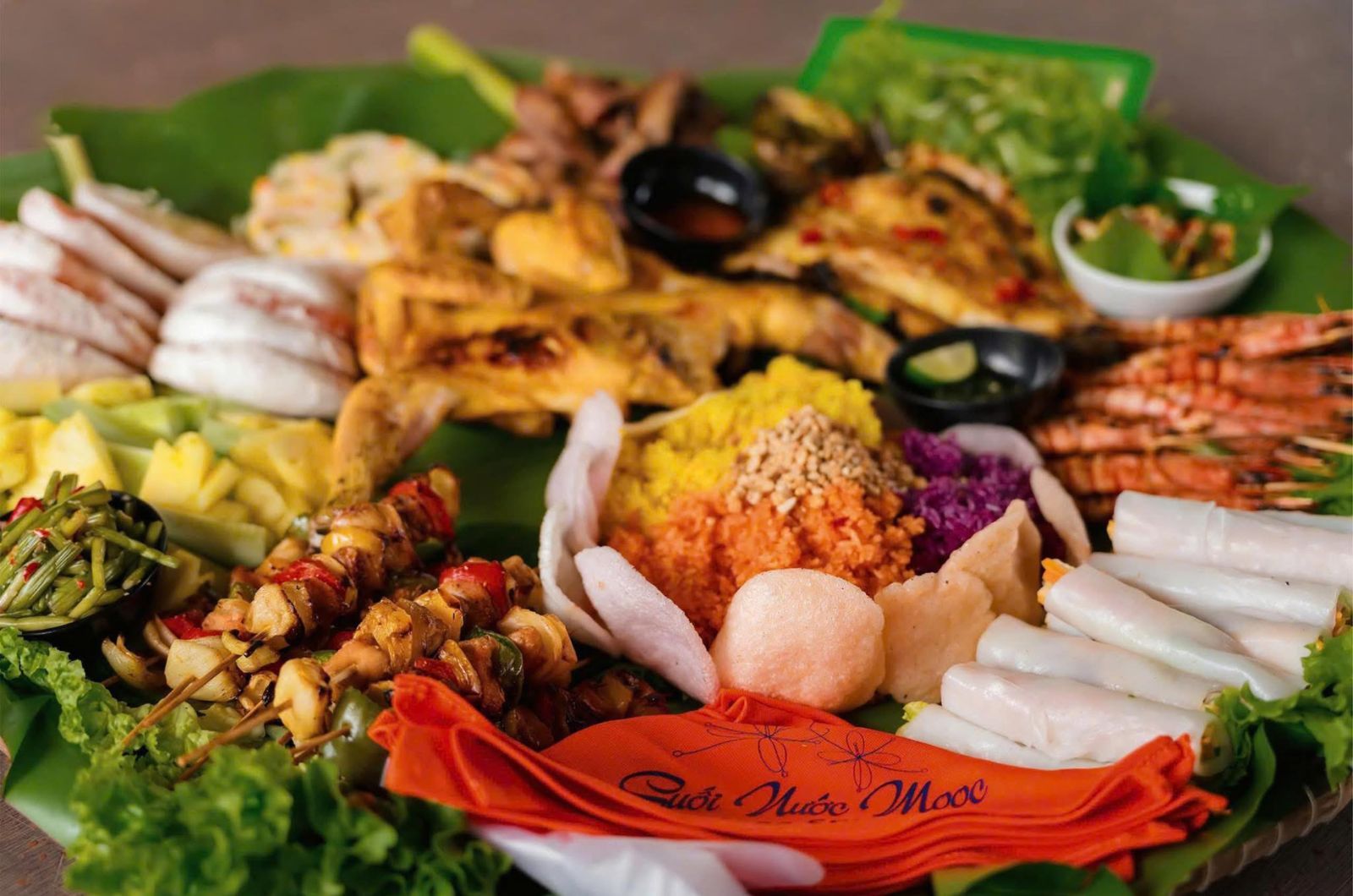 Xôi gấc và cơm nắm muối vừng mang lại cảm giác thân thuộc như đang ở nhà