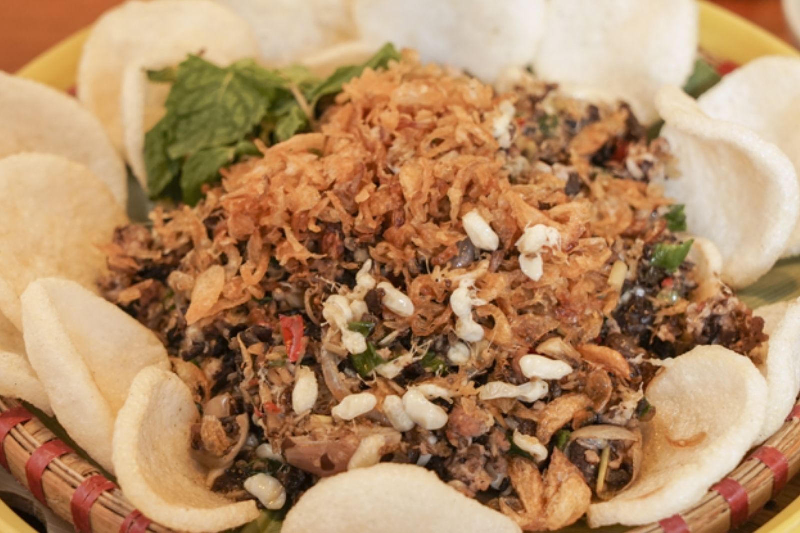 Trứng kiến được để lên trên cùng hành phi