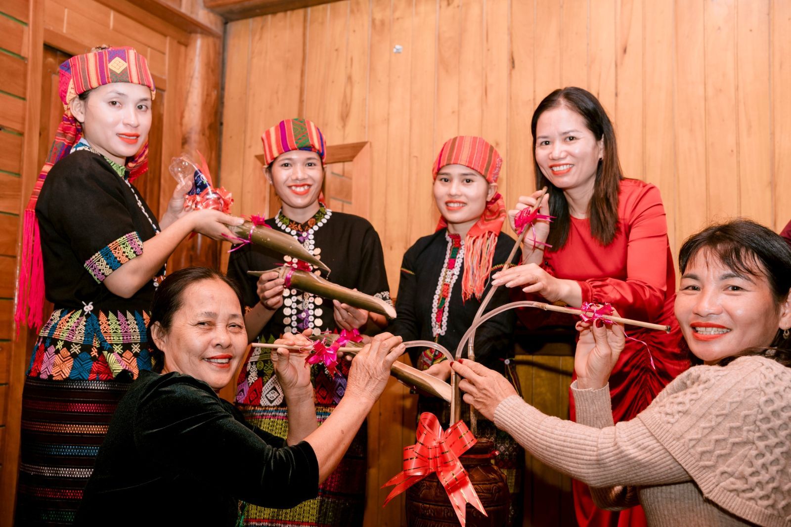 Xung quanh là nơi sinh sống của đồng bào dân tộc