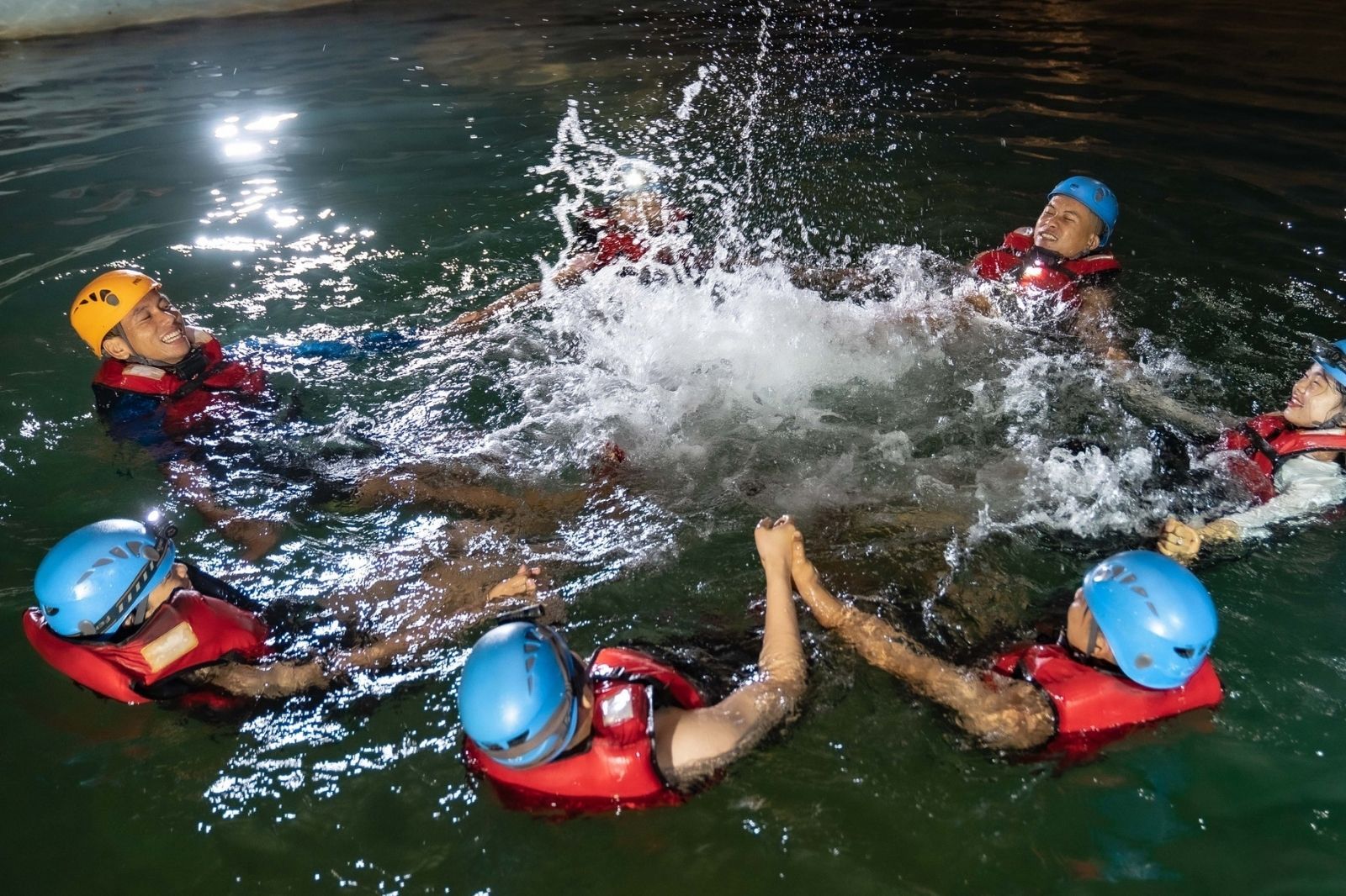 Xuyên Sơn Hồ bên trong động Phong Nha 