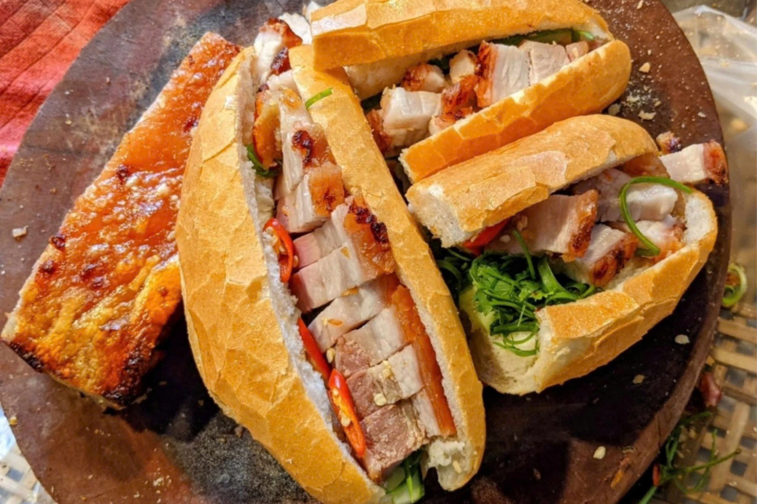 Ăn bánh mì heo quay cùng rau răm 